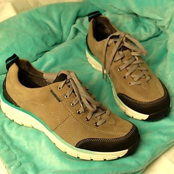 Clarks Shoes Womens Clarks Wavewalk Waterproof Tan Shoes Size 85